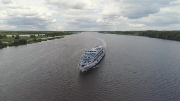 Luchtfoto Large Wit Cruiseschip Rivier Wolga Platteland Cruiseschip Rivier Groene — Stockvideo