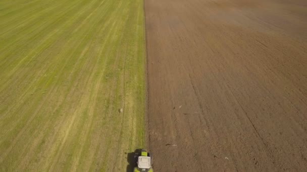 Traktor plogning ett fält.Flygfoto video. — Stockvideo