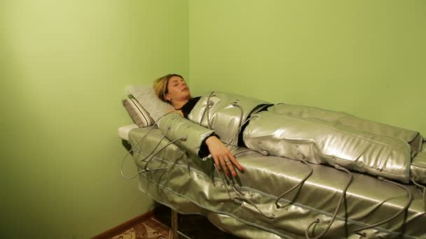 Pressotherapy lymfatiska dränering maskin i Beauty Centre — Stockvideo