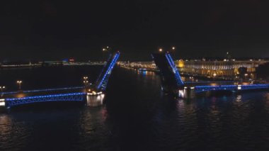 Geceleyin nehir üzerinde aydınlık bir köprü