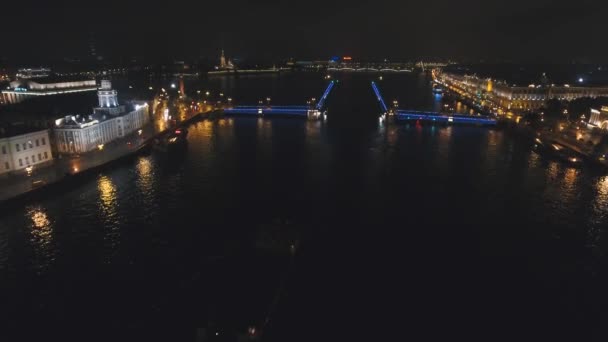 Bro med belysning över floden på natten — Stockvideo
