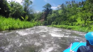 Endonezya dağ Nehri'nde rafting.