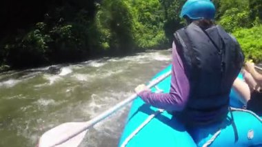 Endonezya dağ Nehri'nde rafting.