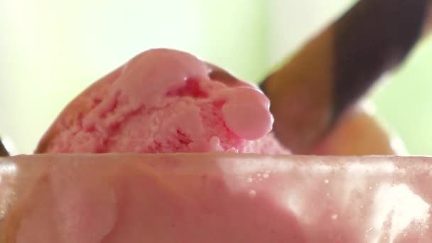 Чаша с мороженым. — стоковое видео