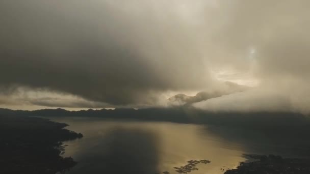 Lac et volcan au lever du soleil Batur. Bali, Indonésie. — Video
