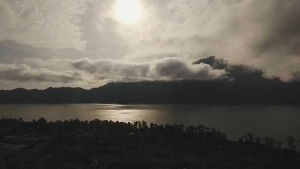 Lake en vulkaan bij zonsopgang Batur. Bali, Indonesië. — Stockvideo