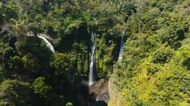 Gyönyörű trópusi vízesés. Bali, Indonézia. — Stock videók
