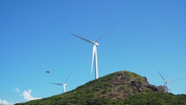 Granja solar con molinos de viento. Filipinas, Luzón — Vídeo de stock