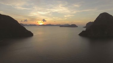 Gün batımındaki güzel körfez. Hava görünümü.