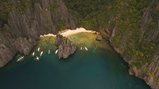 Tropischer Strand mit Booten, Luftaufnahme. tropische Insel. — Stockvideo