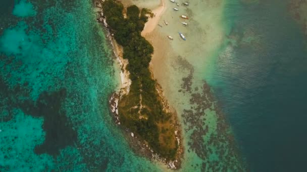 Prachtige tropisch strand, luchtfoto. Tropisch eiland. — Stockvideo