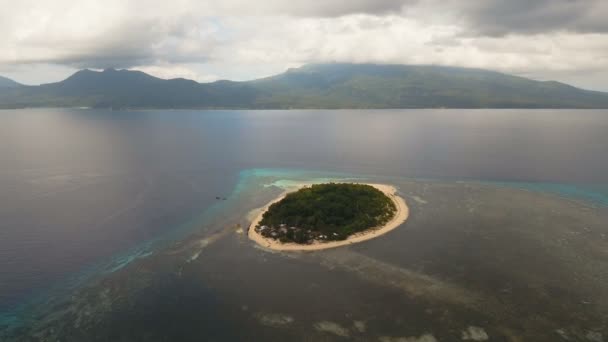 Flygfoto vackra stränder på tropisk ö. Mantigue island Filippinerna. — Stockvideo