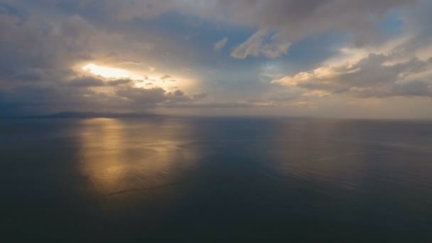 Закат над морем, воздушные виды Катандуанов — стоковое видео