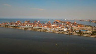 Kargo endüstriyel liman havadan görüntüsü. Manila, Filipinler.