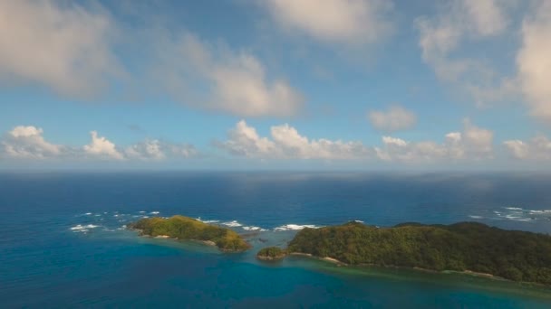 Vista aerea Mare con isola tropicale, spiaggia, rocce e onde. Catanduane, Filippine . — Video Stock