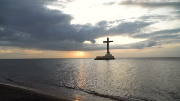 Cruz católica en el mar. — Vídeo de stock