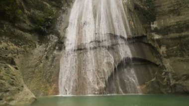Güzel tropik şelale. Filipinler Cebu Adası.