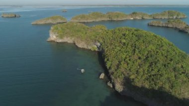 Denizde bir sürü ada. Filipinler.