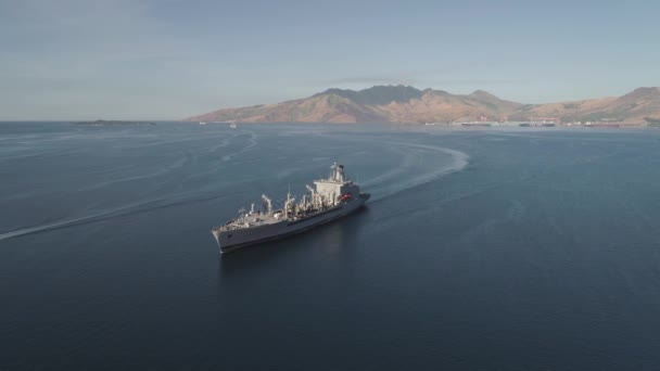 Sea bay s nákladními loděmi. — Stock video