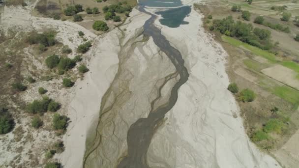 Suché koryto řeky. Filipíny, Luzon. — Stock video