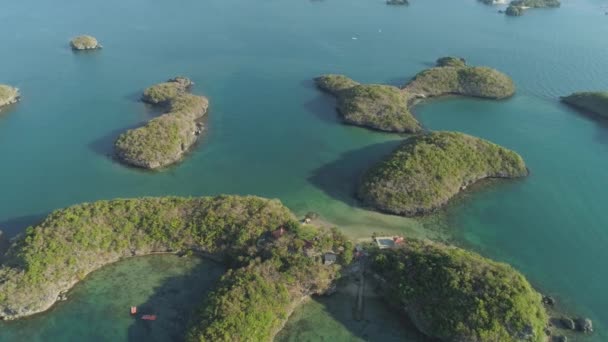 Eilandengroep in zee. Filippijnen. — Stockvideo