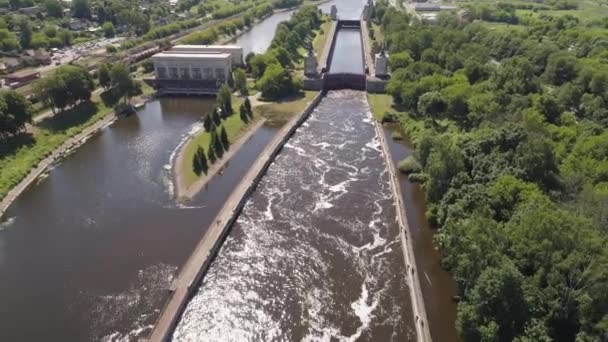 Gateway på floden. Dammluckor. — Stockvideo