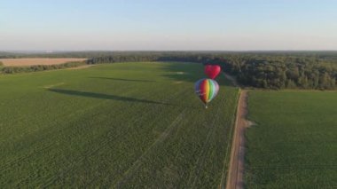 Sıcak hava balonları gökyüzünde