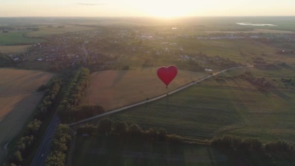 Sıcak hava balonu gökyüzünde kalbi şekillendirir — Stok video