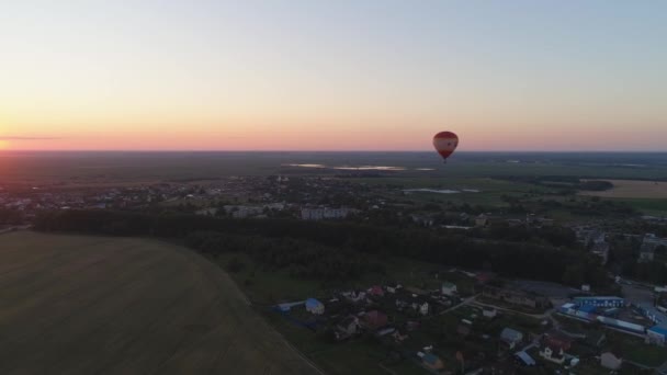 Globo de aire caliente en el cielo — Vídeos de Stock