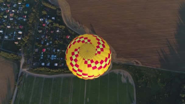 Globo de aire caliente en el cielo — Vídeos de Stock