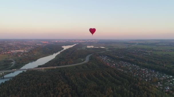Horkovzdušný balón tvar srdce na obloze — Stock video