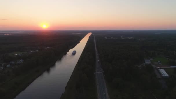 Statek wycieczkowy nad rzeką, widok z lotu ptaka — Wideo stockowe