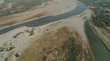 Tropikal peyzaj dağ Vadisi köyleri ve tarım arazileri ile.
