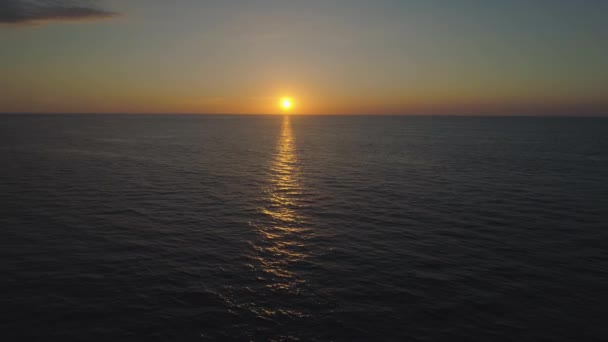 Coucher de soleil sur la mer. — Video