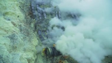 Nerede kükürt mayınlı volkanik krater.