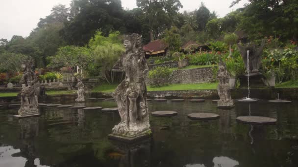 Tirta Gangga em Bali. Templo hindu. — Vídeo de Stock