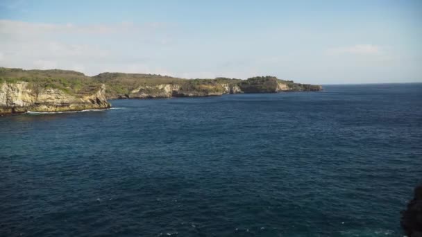 Морские скалы, море и волны в Nusa Penida, Бали, Индонезия — стоковое видео