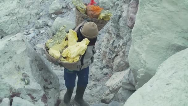 Trabalhador do enxofre, vulcão Monte Kawah Ijen . — Vídeo de Stock