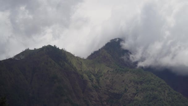 Bergen in de wolken. Bali, Indonesië. — Stockvideo