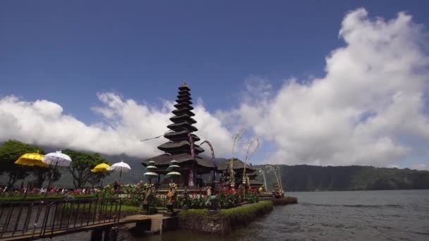 Hindu temple on the island of Bali. Pura Ulun Danu Bratan. — Stock Video