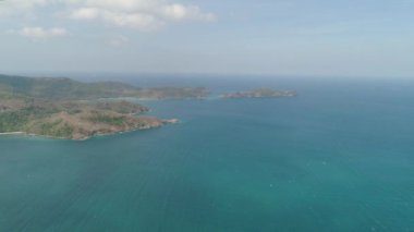 Coast plajları ile havadan görünümü ada Limbones, lagünler ve mercan kayalıkları. Neela koy, Filipinler, Luzon. Turkuaz su ile Sahil okyanus. Asya'nın tropikal peyzaj.