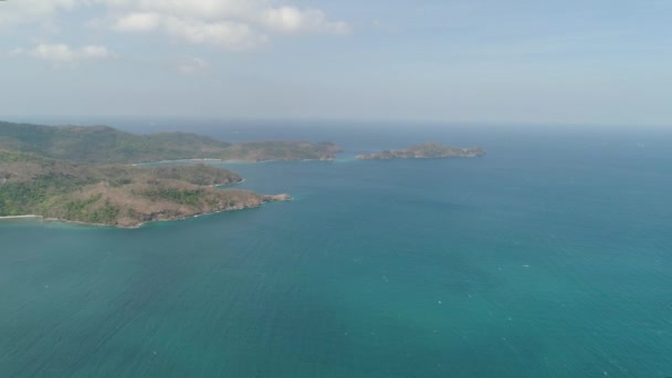 海岸の空撮 Limbones ラグーンとサンゴ礁を島します コーブ フィリピン ルソン島 青緑色の水と海岸の海 アジアの熱帯の風景 — ストック動画