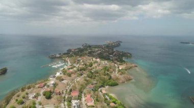 Plajlı deniz manzarası. Filipinler, Luzon