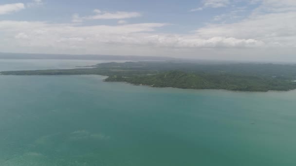 해변 과바다를 배경으로 한 물방개. 필리핀, 루손섬 — 비디오
