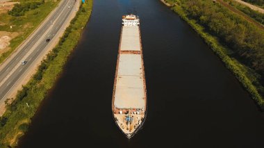 Havadan görünümü: mavna Nehri üzerinde.