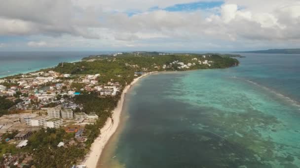 Praia tropical com e mar azul-turquesa — Vídeo de Stock