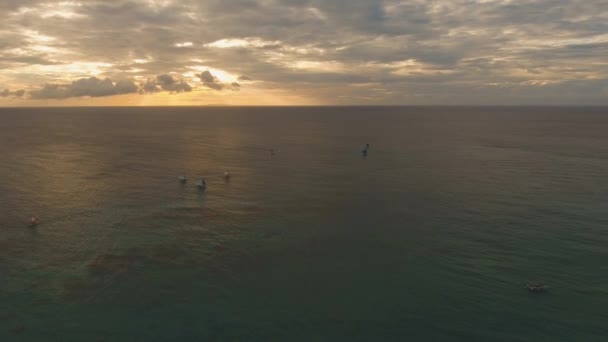 Yates de vela al atardecer — Vídeos de Stock