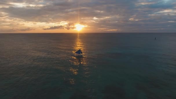 Luchtfoto Beeldmateriaal Zeilboot Met Blauwe Zeilen Bij Zonsondergang Zeiljacht Zee — Stockvideo