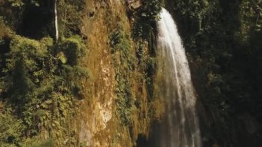 Dağlarda şelale.
