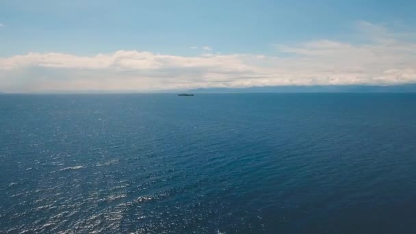 Bateau à moteur sur la mer ,